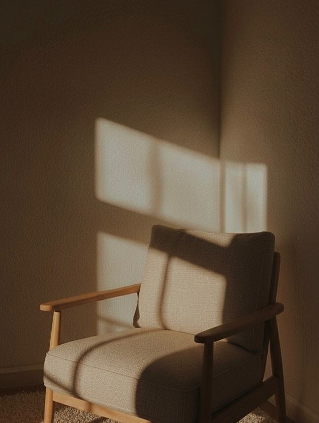 Sonnenlicht fällt auf einen Sessel in der Praxis